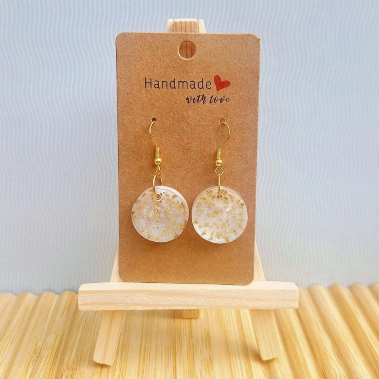 Boucles d'oreilles blanches feuilles d'or 